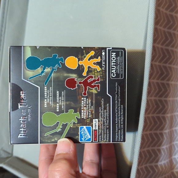 NWOT Attack on Titan MYSTERY box poseable vinyl figurine, 5" and pin - Picture 5 of 6